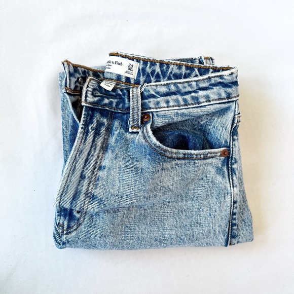 The Abercrombie High Rise Mom jean - Picture 1 of 11